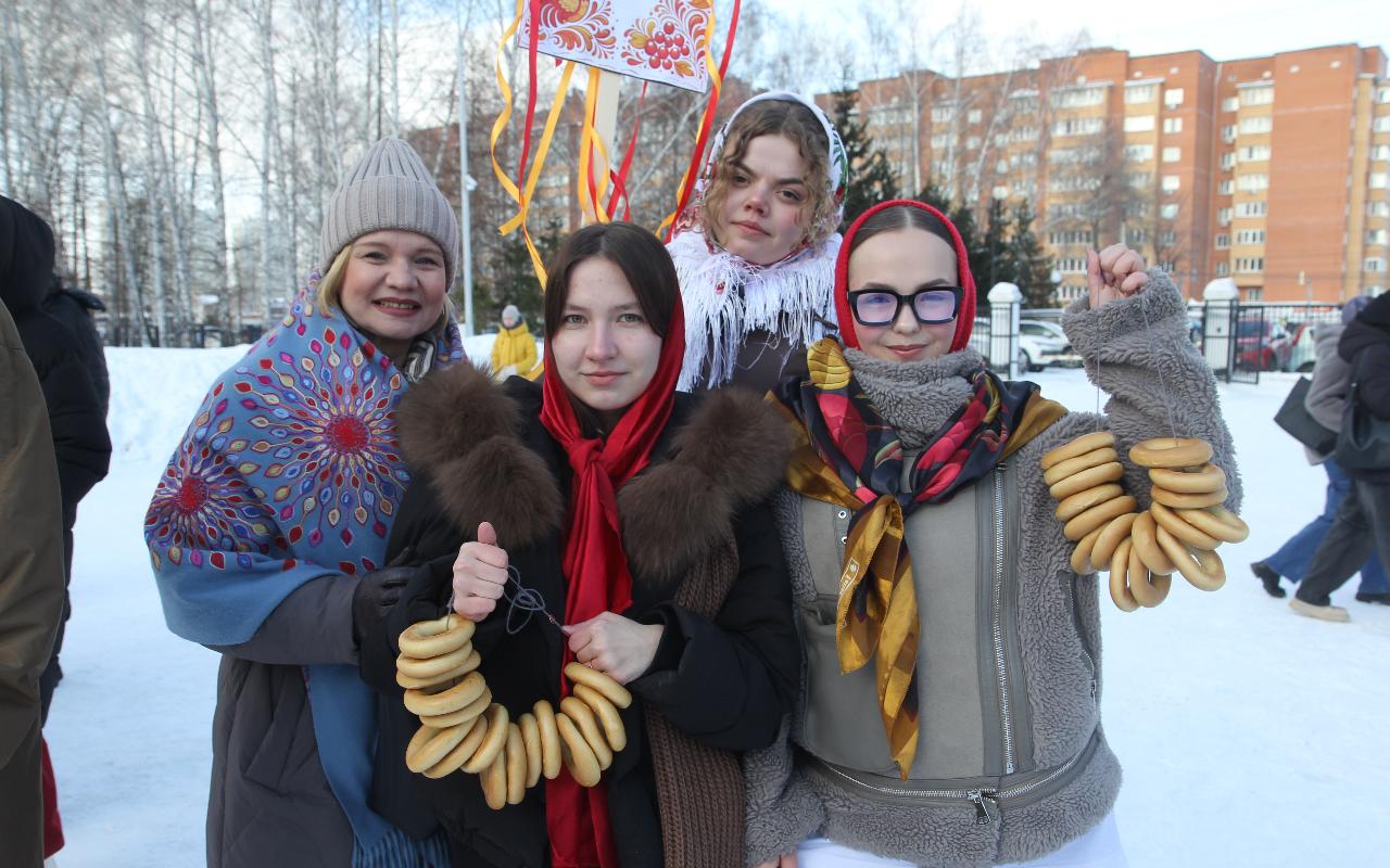 ФОТО к новости: Праздничный поезд и хороводы: в НГПУ встретили Масленицу