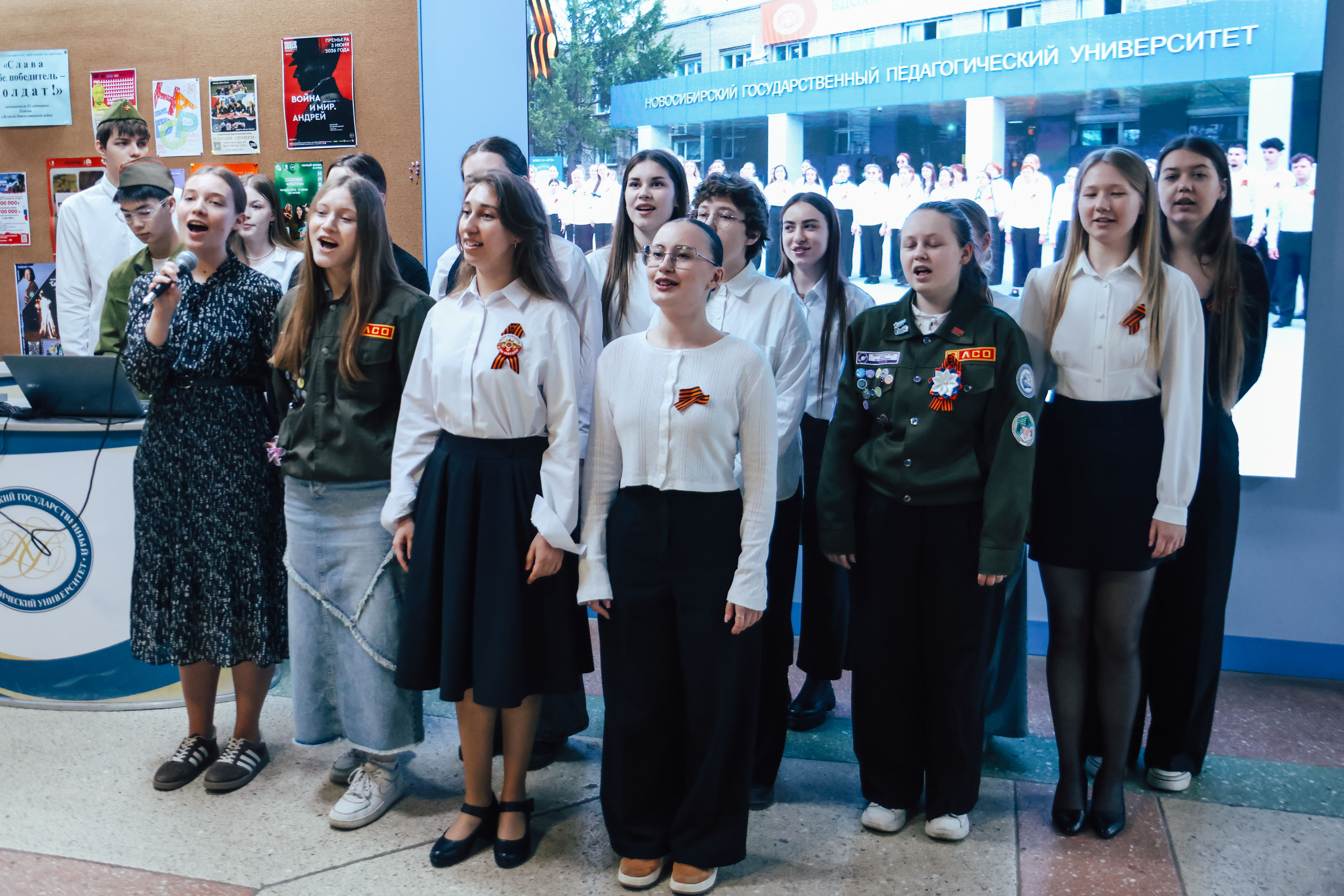 ФОТО к новости: В НГПУ прошла акция «Песня тоже воевала» и открылась выставка «ФотоСтихия: авторы Победы»