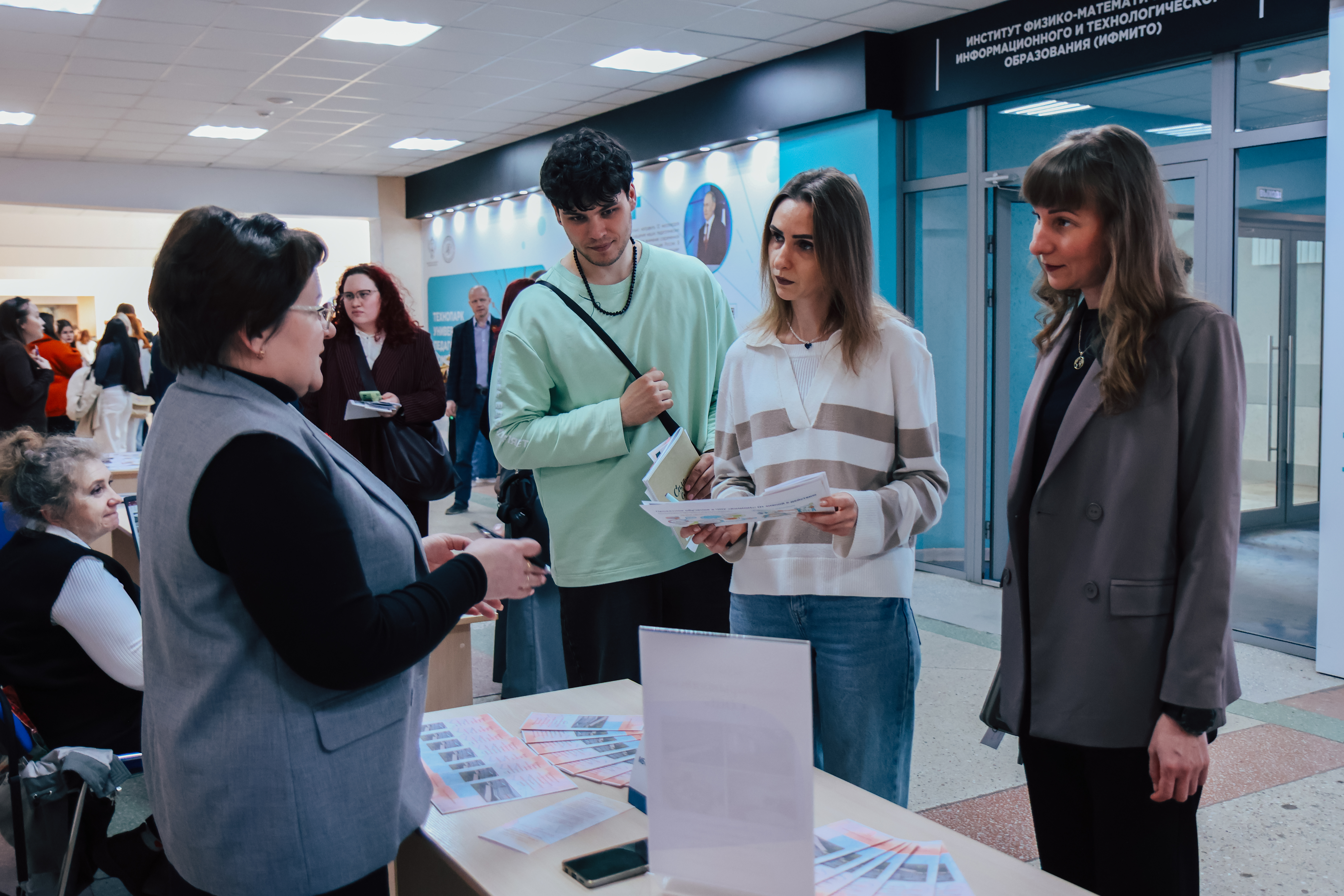 ФОТО к новости: Работодатели и будущие учителя встретились в НГПУ на Дне работодателя