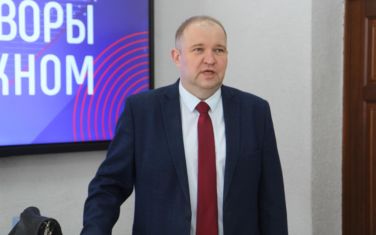 ФОТО к новости: «Не стойте на месте и двигайтесь к цели»: ветеран ФСБ встретился со студентами НГПУ