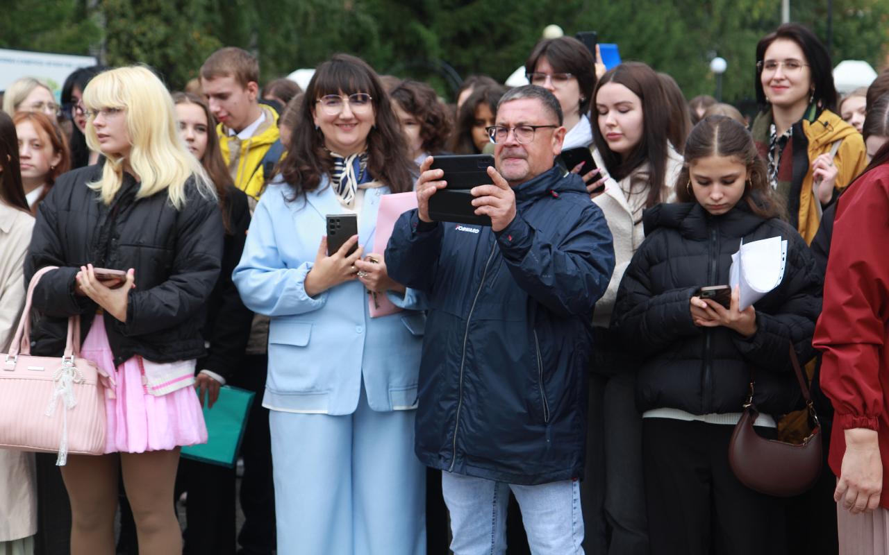 ФОТО к новости: Ректор Сергей Нелюбов поздравил более 3 тысяч первокурсников с поступлением в НГПУ
