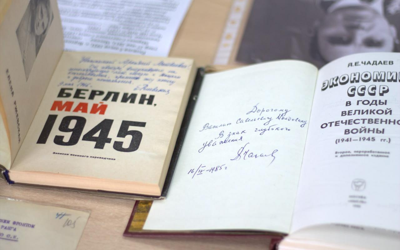 ФОТО к новости: В НГПУ открылась выставка «Маршалы Победы»