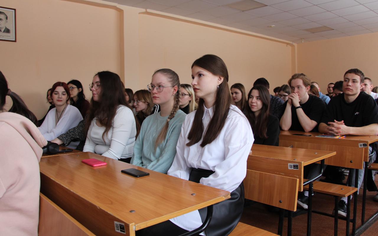 ФОТО к новости: Герои среди нас: как прошел кураторский час на факультете физической культуры НГПУ