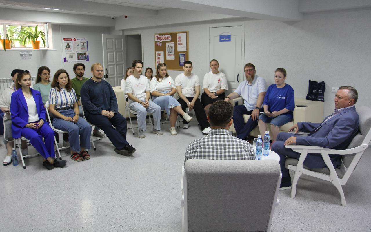 ФОТО к новости: «Учитель года-2024», закончивший НГПУ, будет преподавать физику в классах «Росатома» и напишет задачник на стыке предметного содержания и краеведческого компонента
