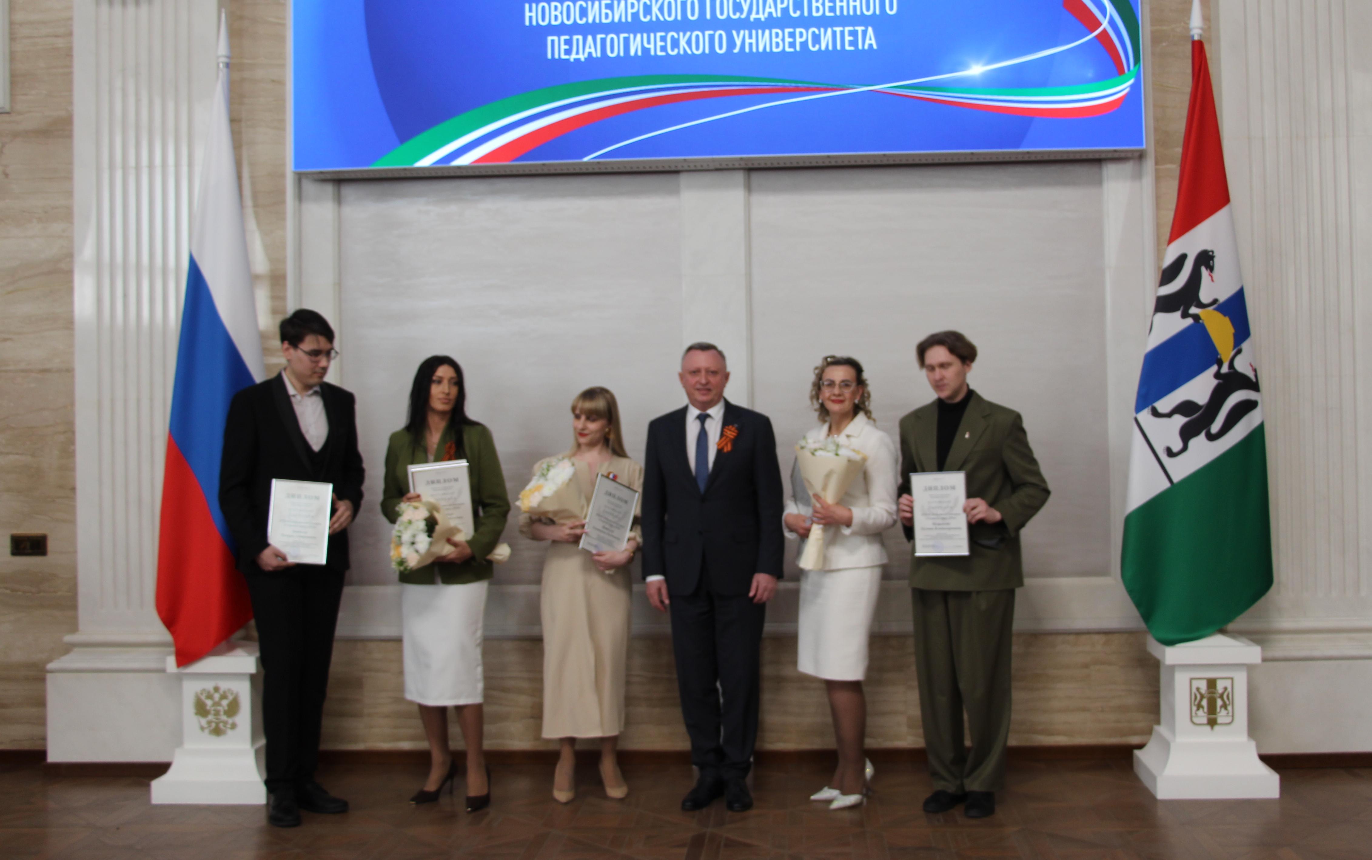 ФОТО к новости: Абсолютным победителем регионального этапа конкурса «Учитель года» стал выпускник ИЕСЭН НГПУ