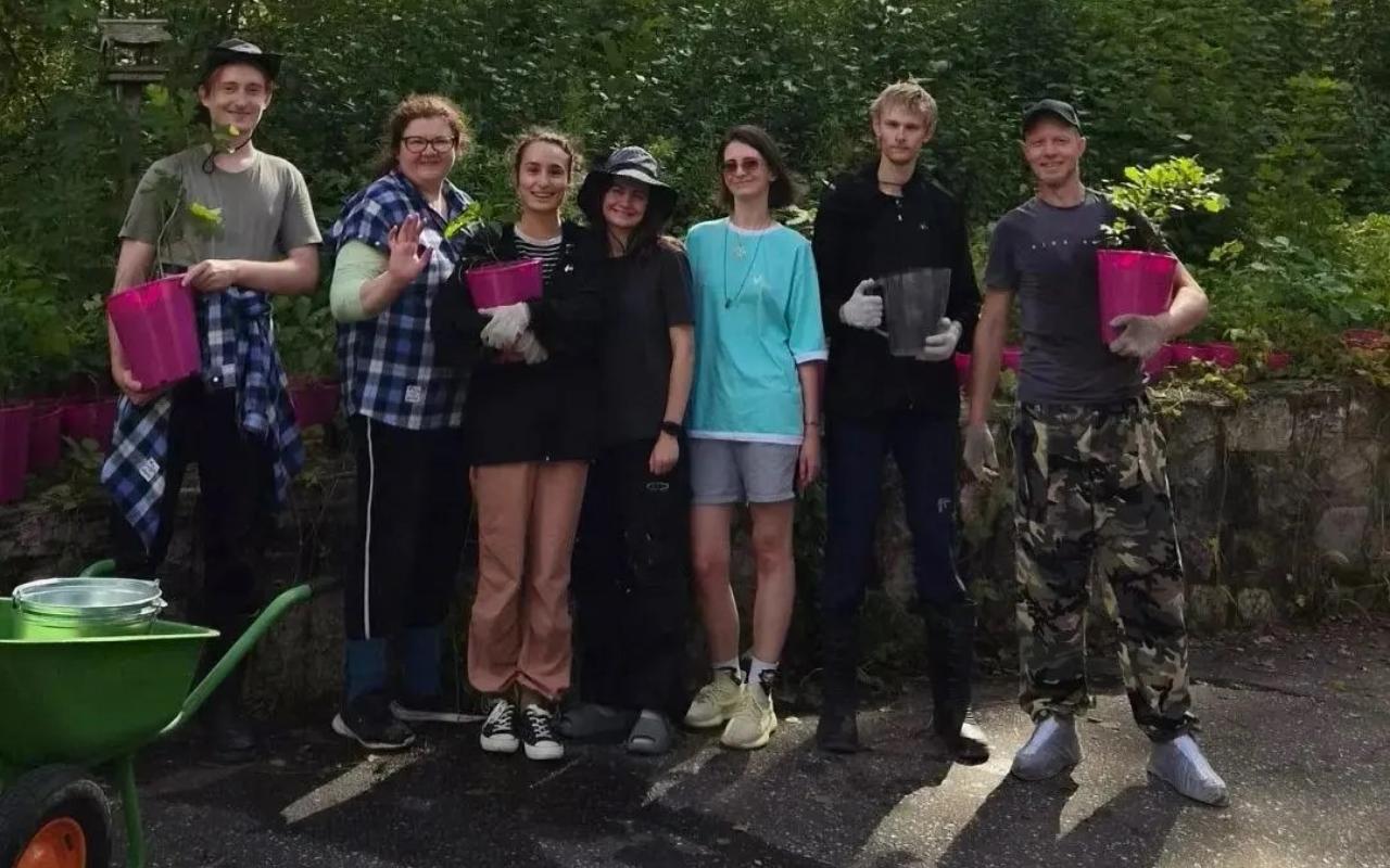ФОТО к новости: В гостях у классика искусства: преподаватель НГПУ поработал волонтером в музее Поленова
