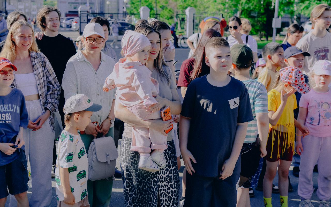 ФОТО к новости: Герои, аквагрим и игры: как НГПУ встретил первый день лета