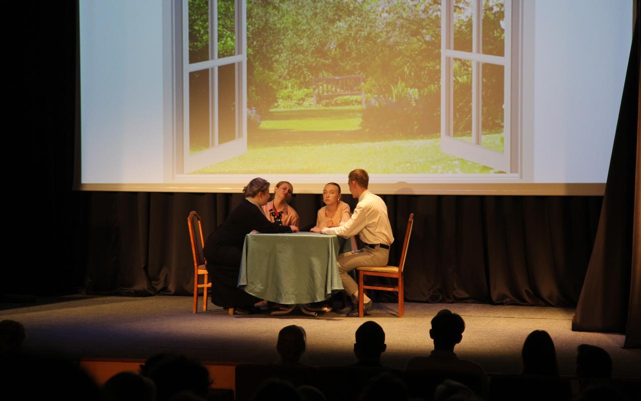 ФОТО к новости: Как оживить «Девочку с персиками»: студенты НГПУ поставили театрализованную программу в художественном музее