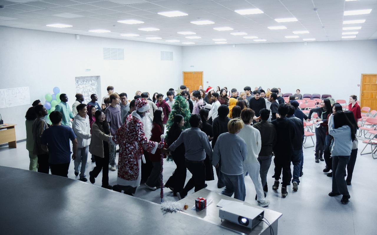 ФОТО к новости: Новый год без границ: как иностранные студенты ИФиМ НГПУ знакомились с русскими традициями