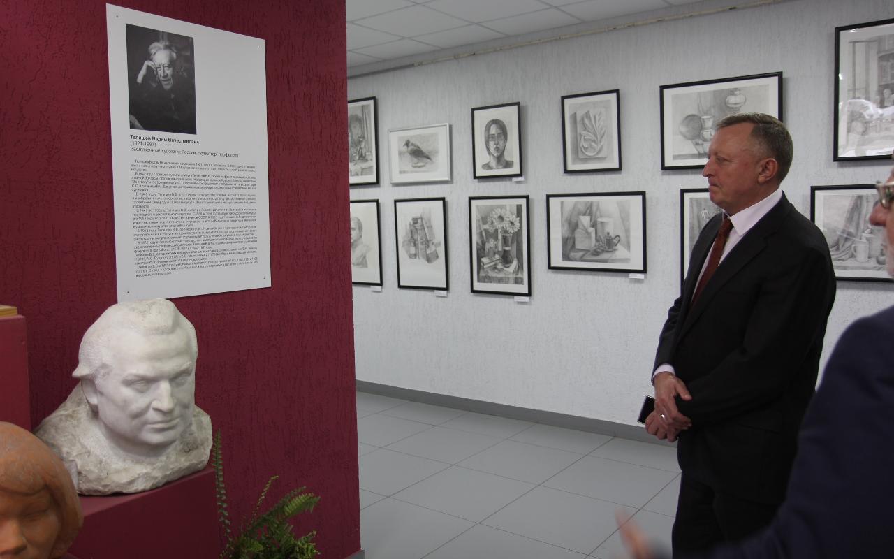 ФОТО к новости: Институт с богатыми традициями: и.о. ректора познакомился с работой ИИ НГПУ