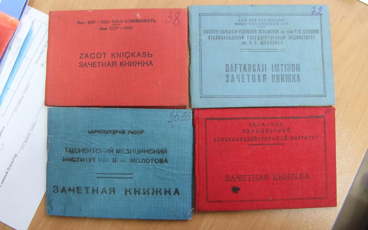 ФОТО к новости: Говорят документы: архив НГПУ сохранил уникальные образцы школьных аттестатов первой половины ХХ века