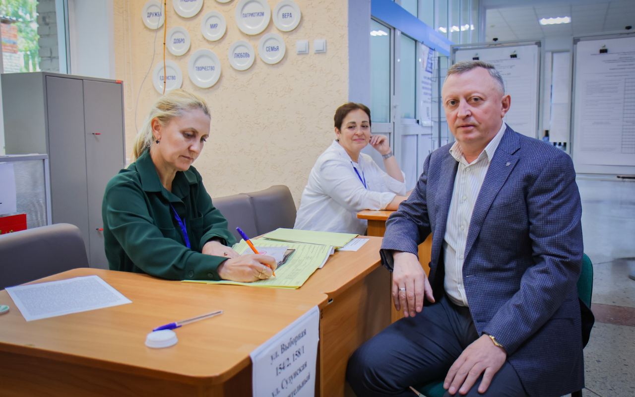 ФОТО к новости: Будущее региона зависит от нас: и.о ректора НГПУ Сергей Александрович Нелюбов принял участие в голосовании в единый день выборов