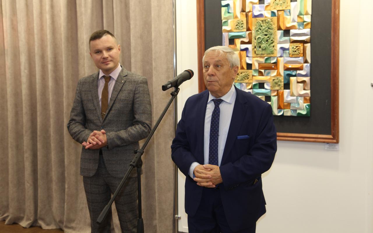 ФОТО к новости: Лучи творческого солнца: в Новосибирске открылась выставка к 30-летию кафедры  ДПИ НГПУ 