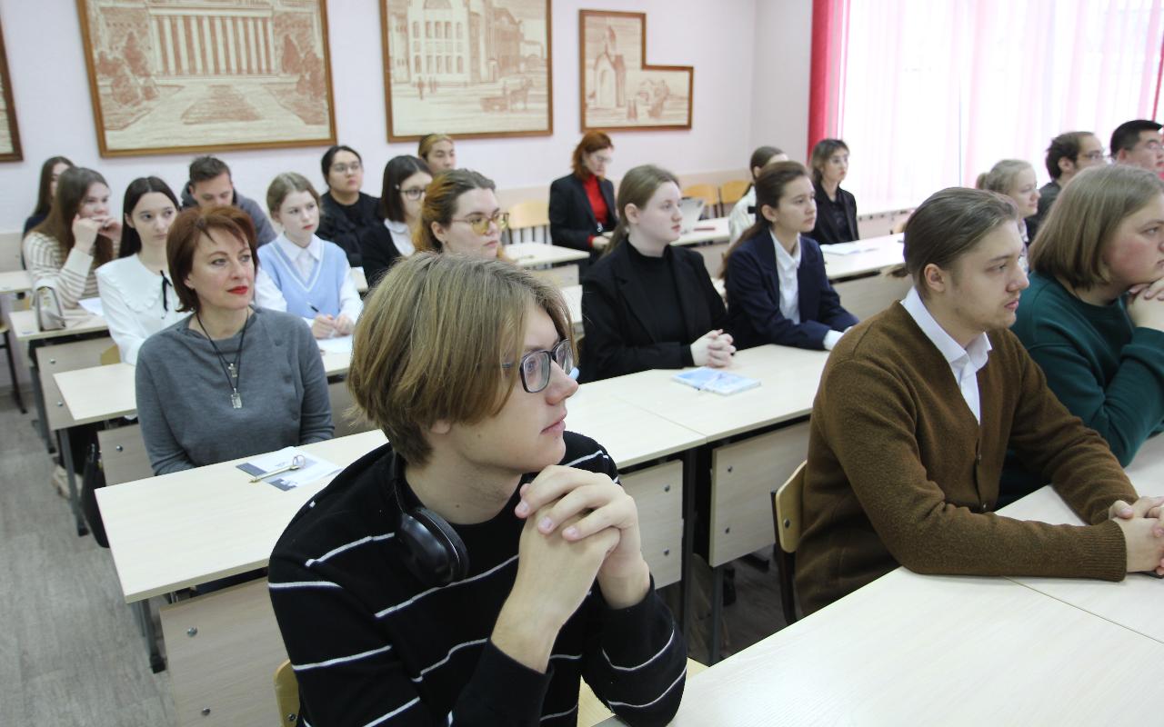 ФОТО к новости: Язык как средство сближения: в НГПУ обсудили культурные связи России с её соседями