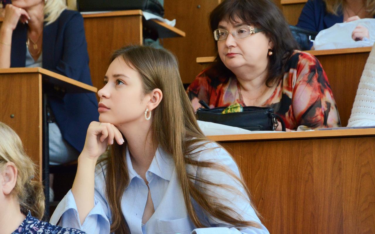 ФОТО к новости: Образование будущего: учителя и воспитатели России обсуждают инновации в Новосибирском педуниверситете