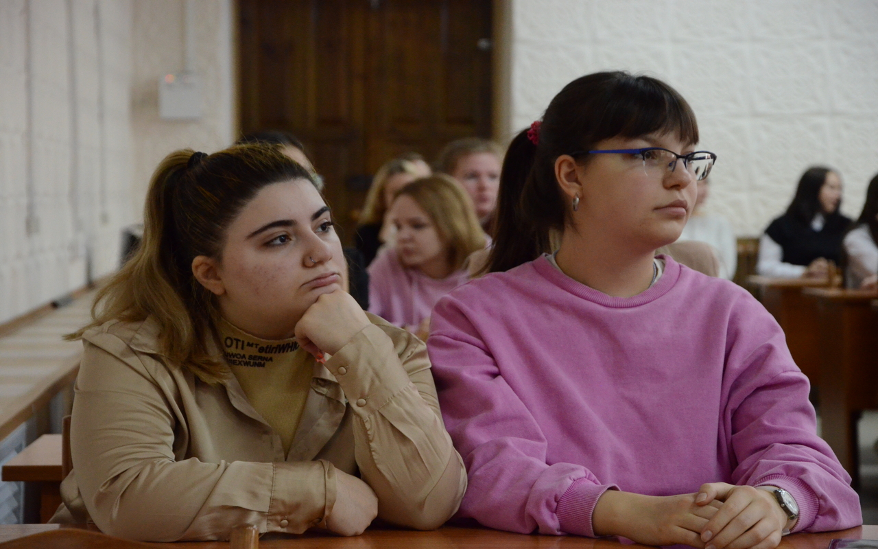 ФОТО к новости: Без барьеров: прокурор Новосибирска ответил на вопросы студентов НГПУ
