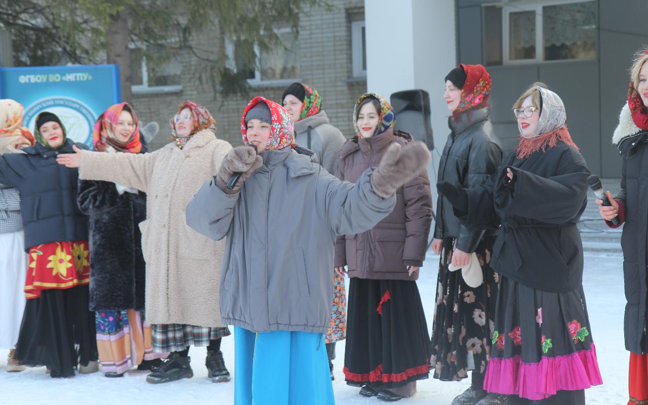 ФОТО к новости: Праздничный поезд и хороводы: в НГПУ встретили Масленицу