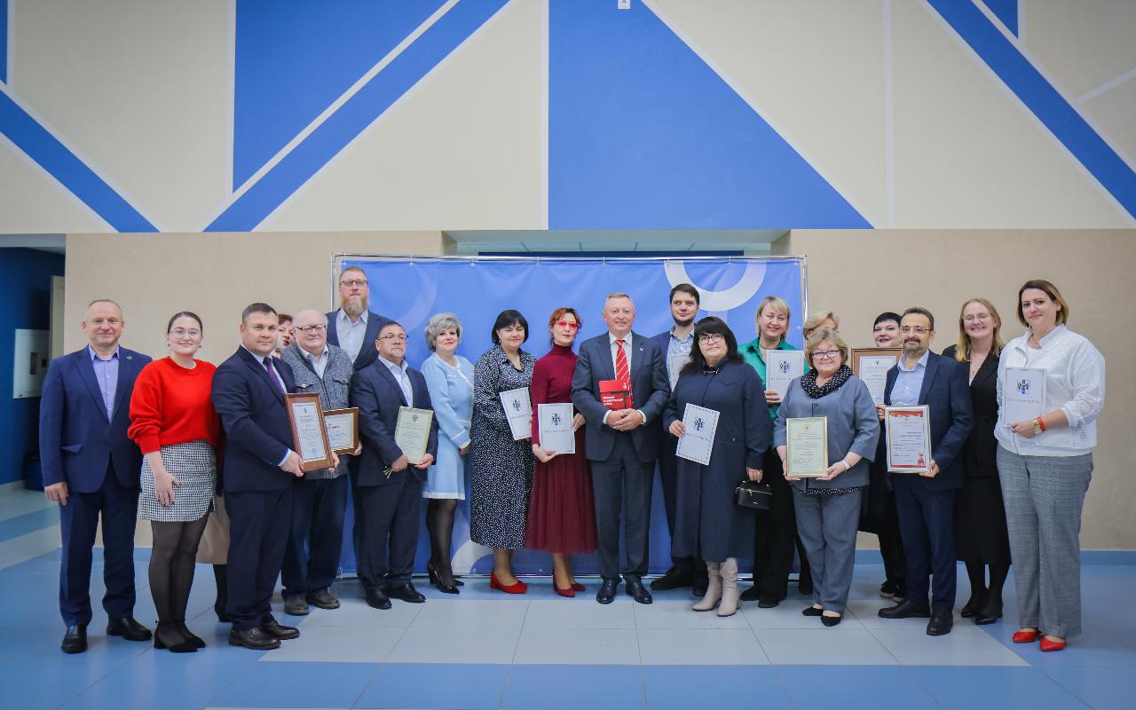 ФОТО к новости: Награды за профессионализм и подвижничество: в НГПУ прошел праздничный концерт к Дню Учителя