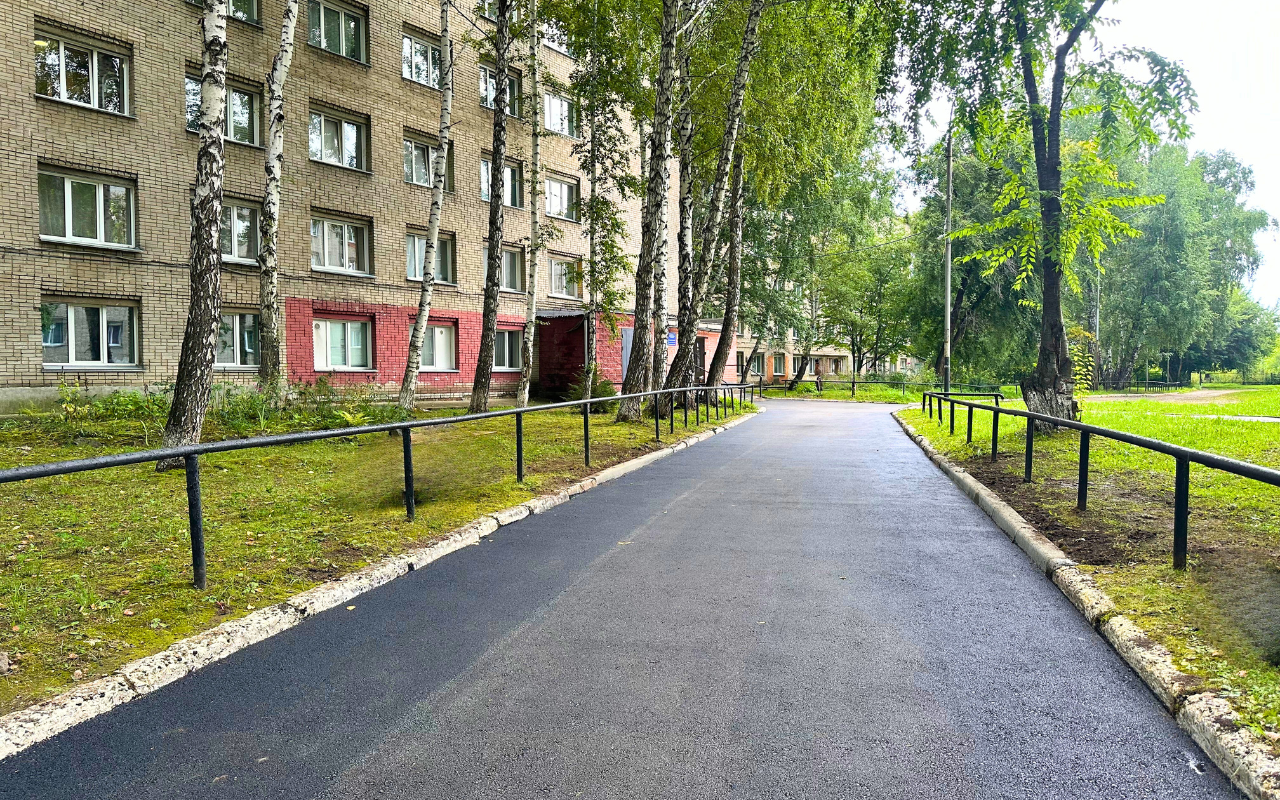 ФОТО к новости: Обращение студентов — приоритет ректора: у третьего общежития НГПУ обновили территорию 