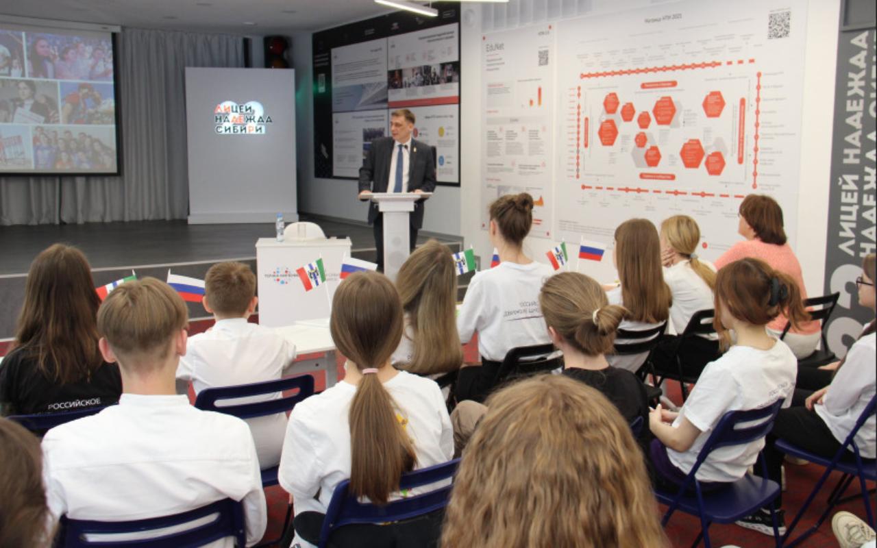 ФОТО к новости: Министр образования Новосибирской области провел для школьников открытый урок «Россия – страна возможностей»