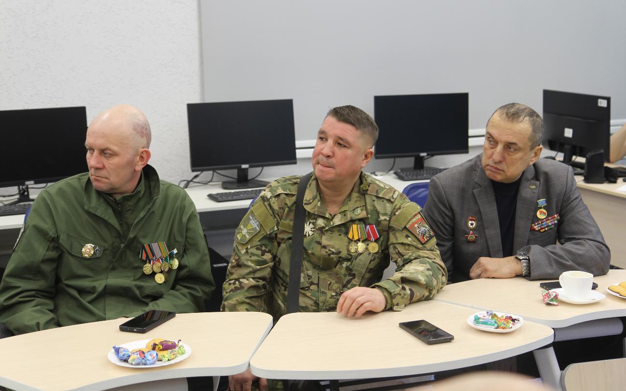 ФОТО к новости: С передовой – в студенты, а затем в педагоги: ректор НГПУ провел встречу с ветеранами СВО