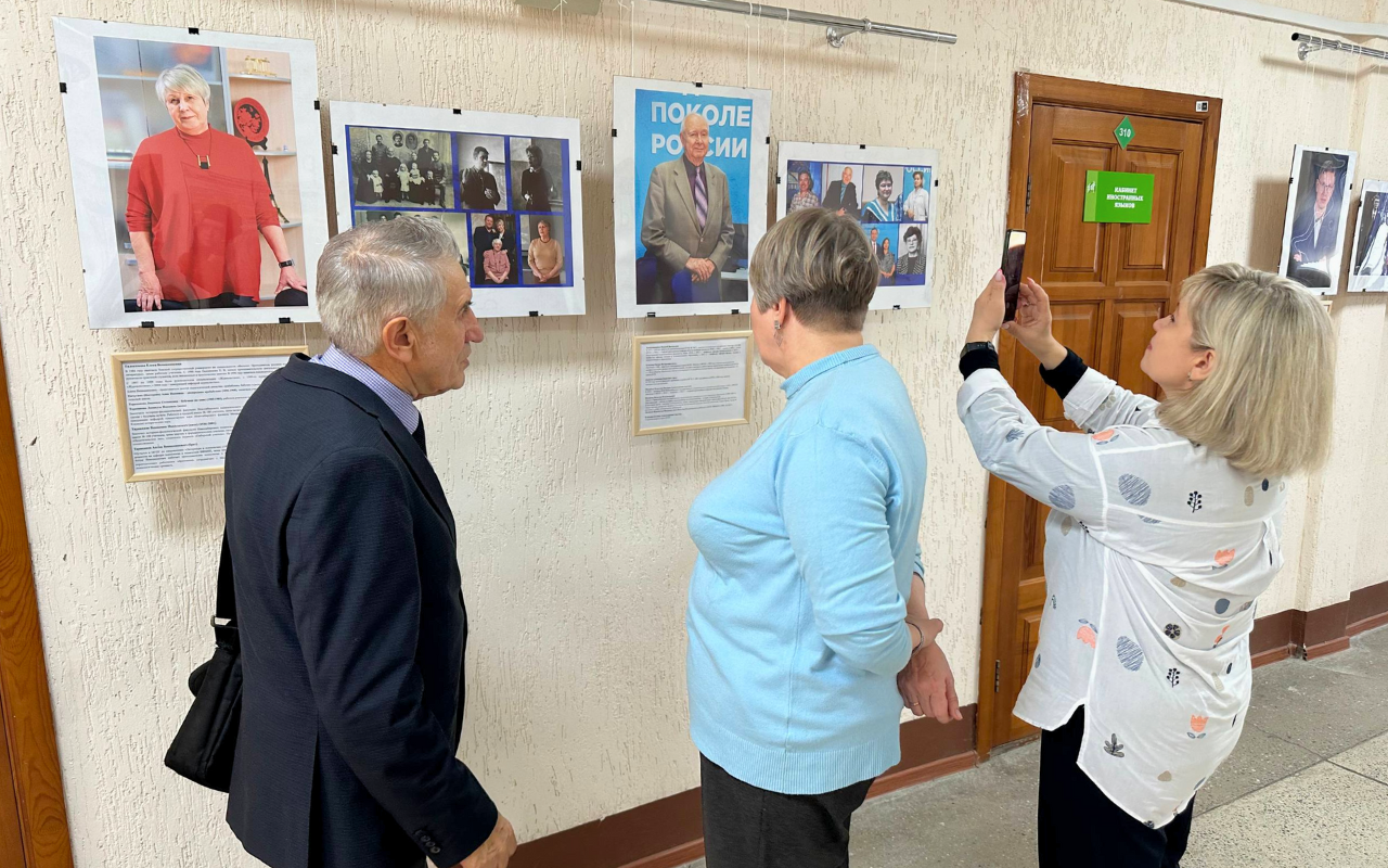 ФОТО к новости: В НГПУ открылась фотовыставка Павла Мирошникова «Династии»