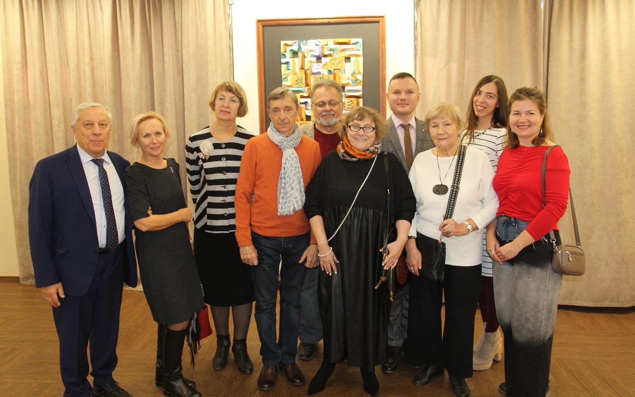 ФОТО к новости: Лучи творческого солнца: в Новосибирске открылась выставка к 30-летию кафедры  ДПИ НГПУ 