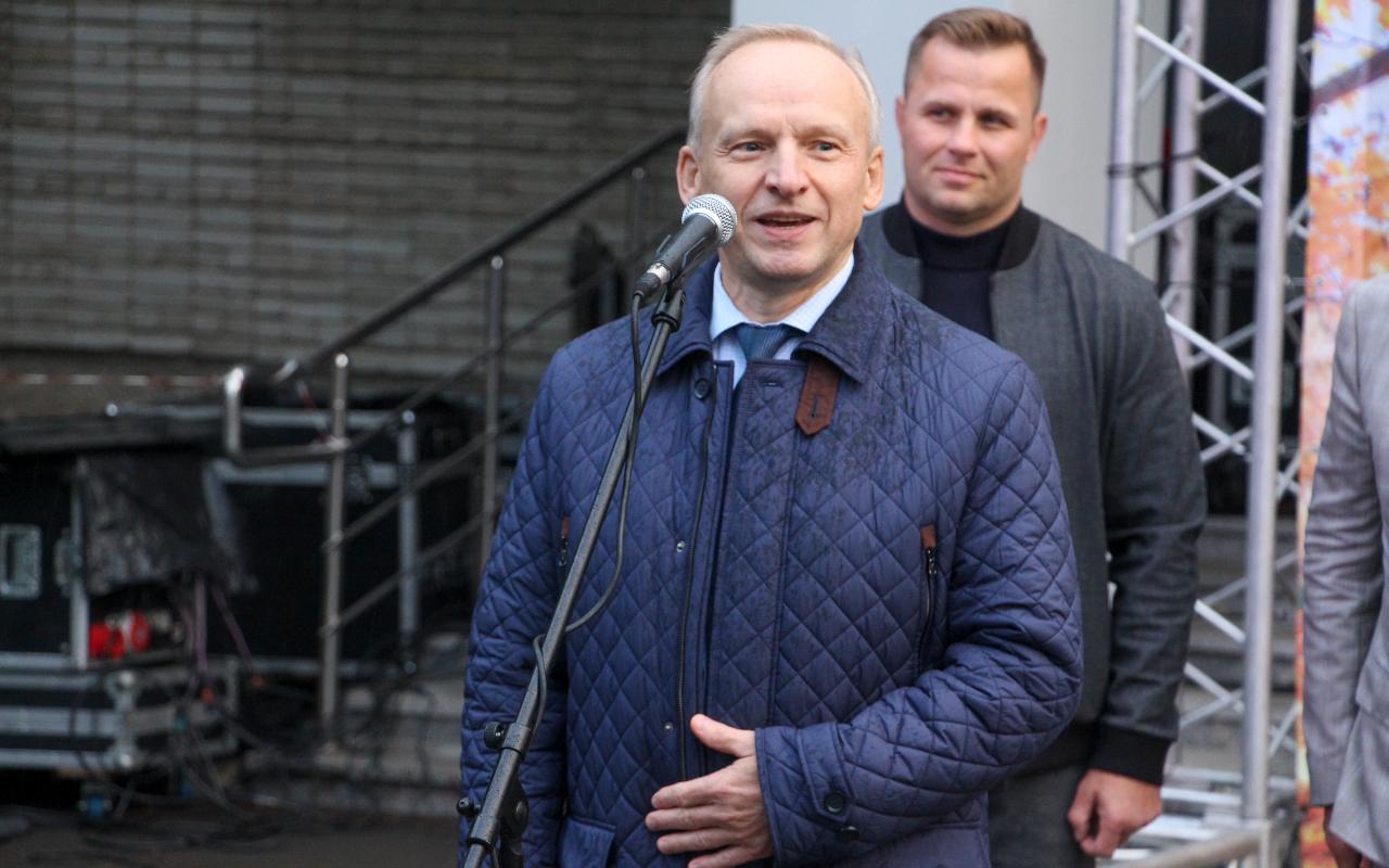 ФОТО к новости: На площади НГПУ отметили «День соседей»