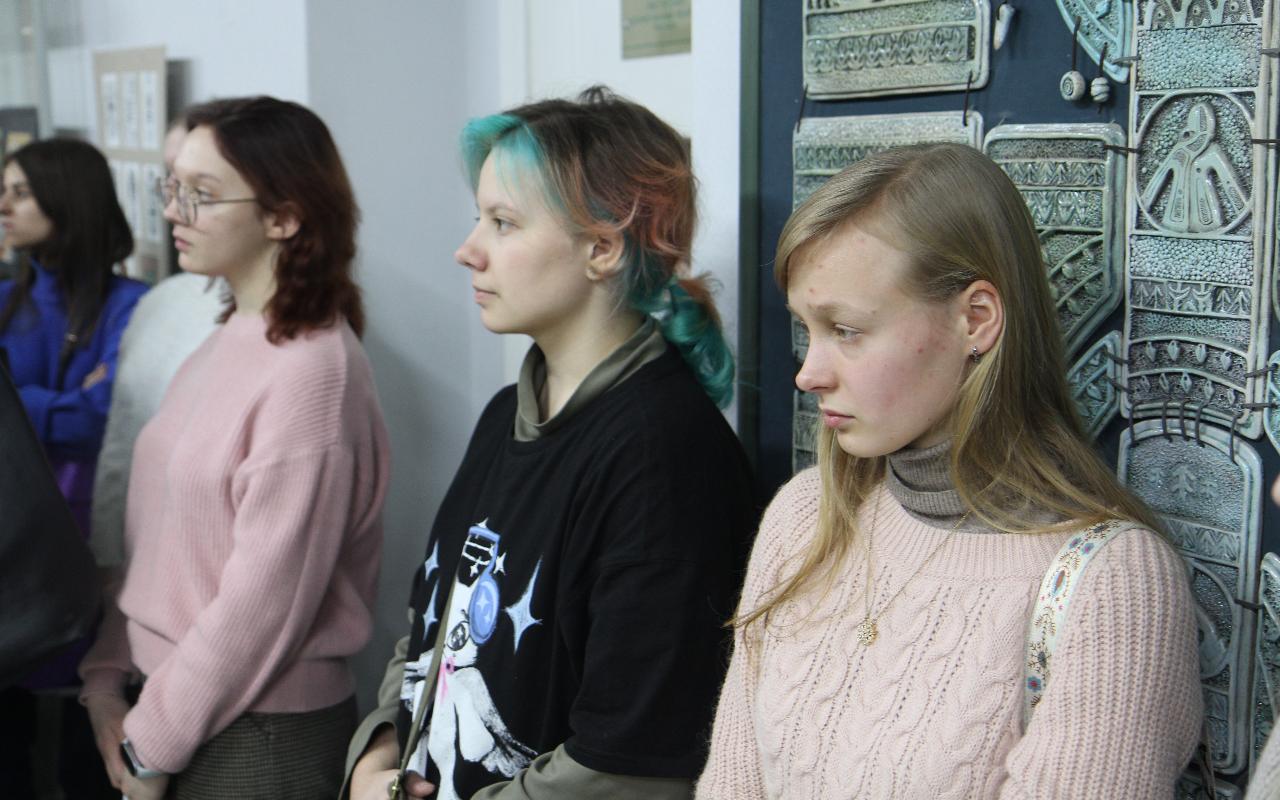 ФОТО к новости: Языком пэчворка и папье-маше: кафедра декоративно-прикладного искусства НГПУ проводит новую выставку