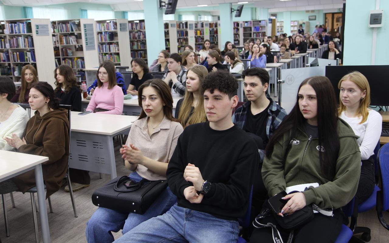 ФОТО к новости: Знать всё про буллинг и уметь ему противостоять: студенты из ЛНР приняли участие в работе дискуссионной площадки в НГПУ