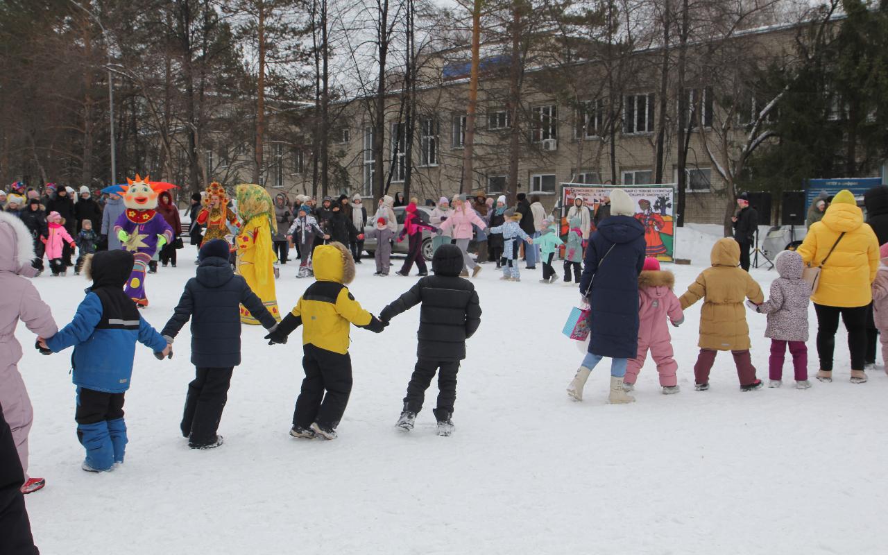 ФОТО к новости: Масленица в НГПУ продолжает собирать гостей