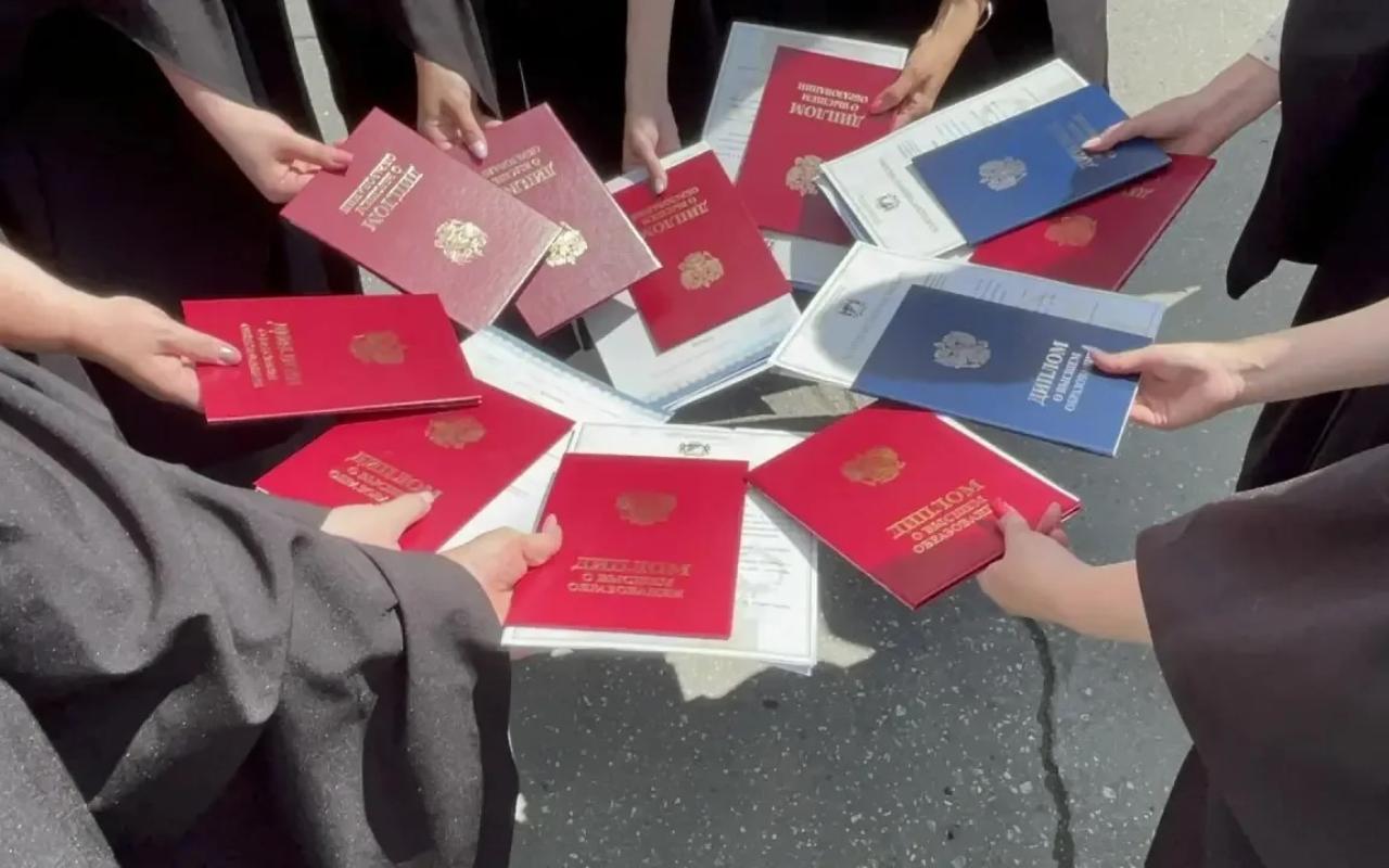 ФОТО к новости: 19 магистрантов ИНО НГПУ получили дипломы о высшем образовании