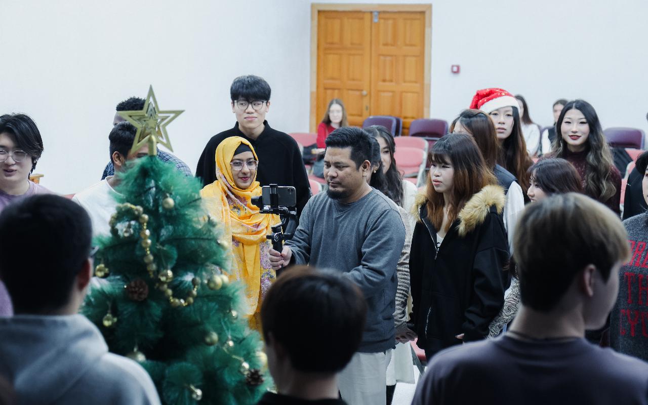 ФОТО к новости: Новый год без границ: как иностранные студенты ИФиМ НГПУ знакомились с русскими традициями