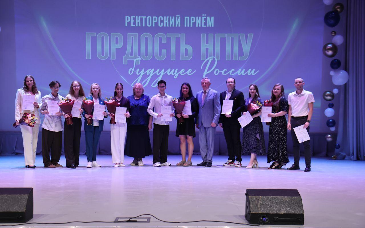 ФОТО к новости: Каждый третий выпускник-2026 закончил НГПУ с отличием