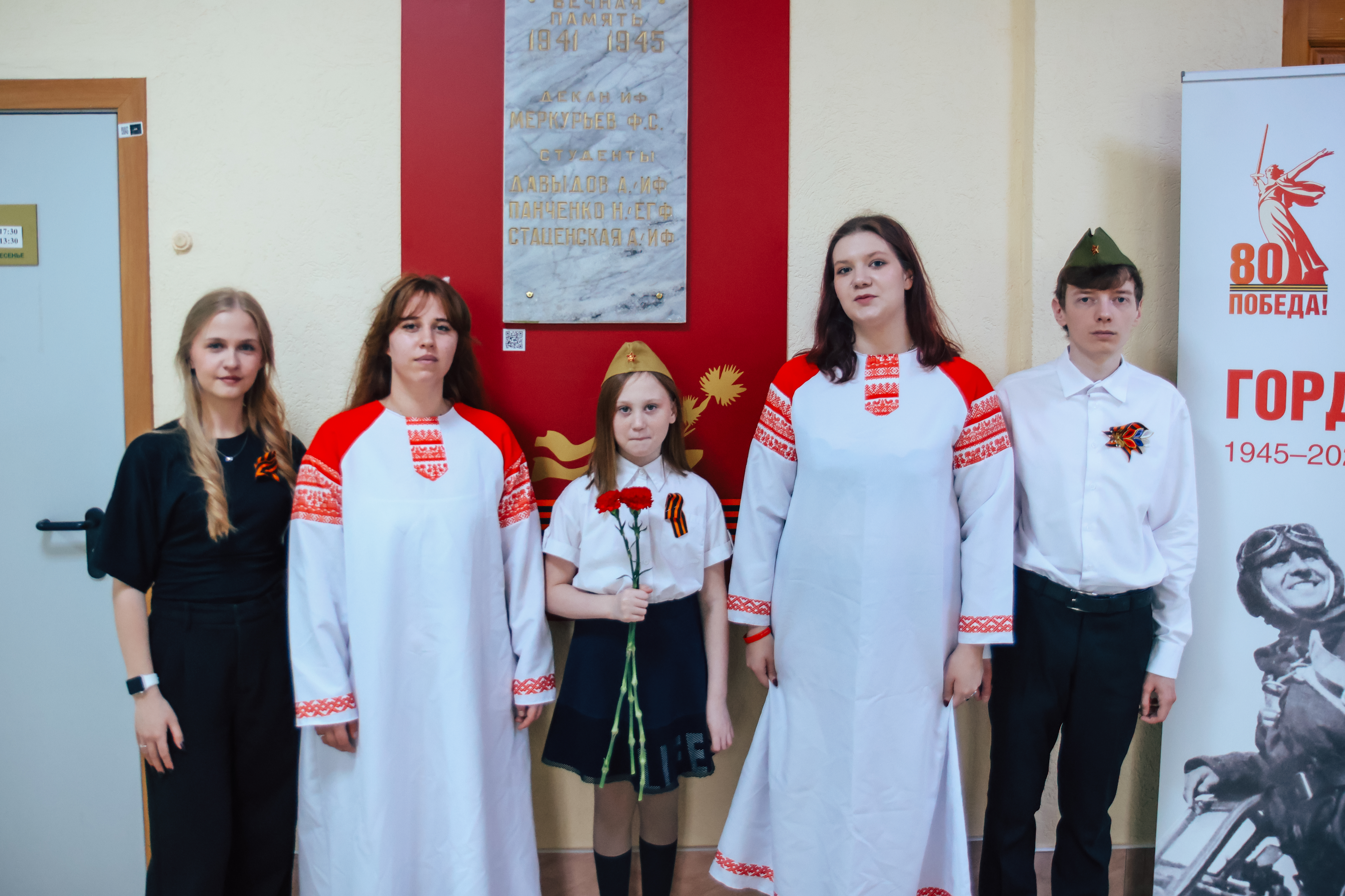 ФОТО к новости: В НГПУ прошла акция «Песня тоже воевала» и открылась выставка «ФотоСтихия: авторы Победы»