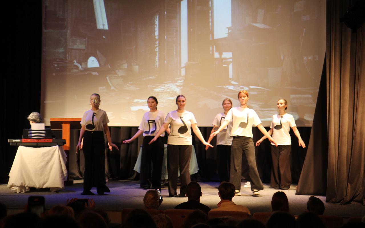 ФОТО к новости: Как оживить «Девочку с персиками»: студенты НГПУ поставили театрализованную программу в художественном музее