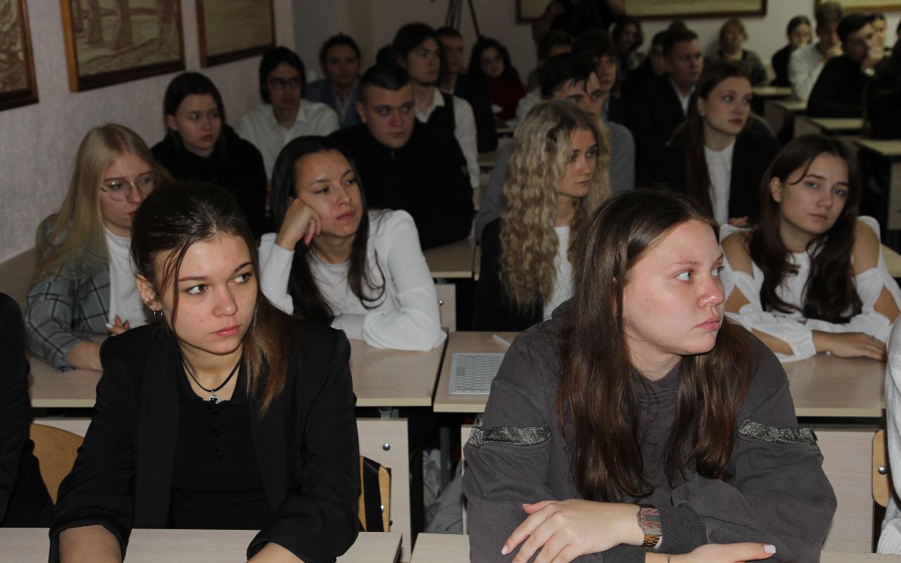 ФОТО к новости: Наскальные рисунки и «курганы с усами»: академик РАН рассказал студентам НГПУ о главных археологических находках сезона