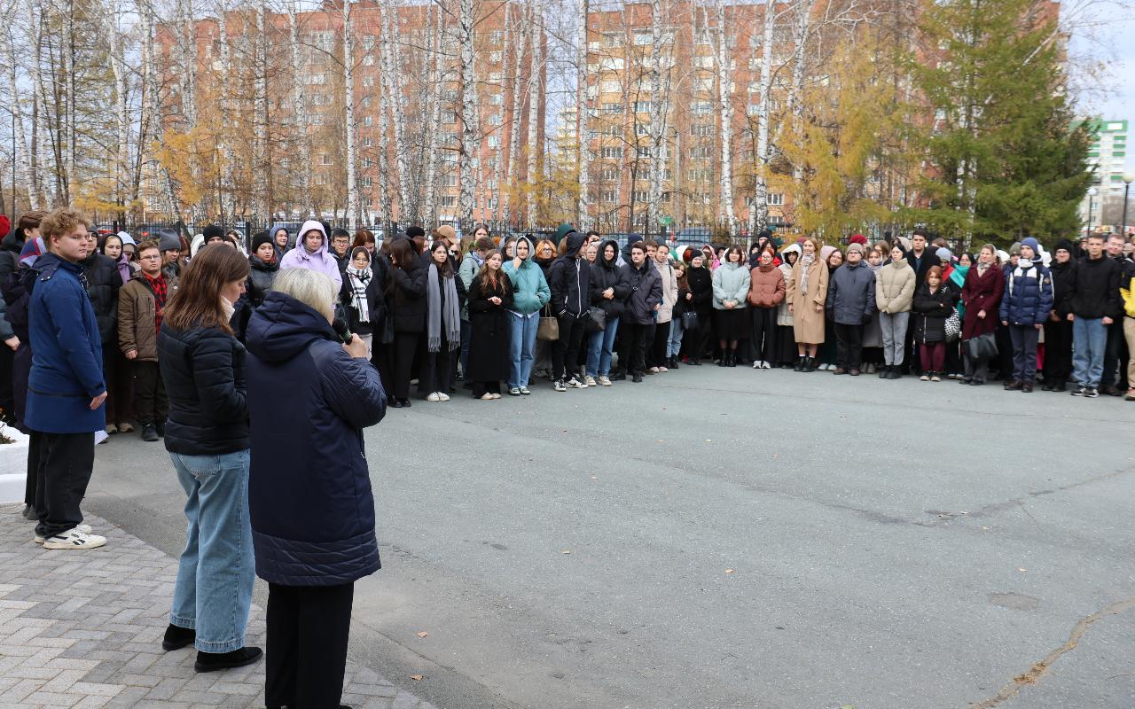 В НГПУ состоялась торжественная церемония поднятия Государственного флага Российской Федерации