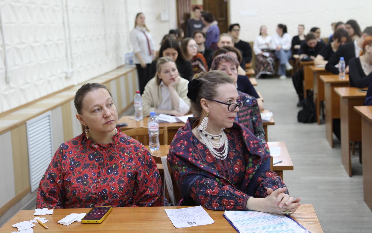 ФОТО к новости: Наука или искусство: в НГПУ обсудили сегодняшний день художественного образования 