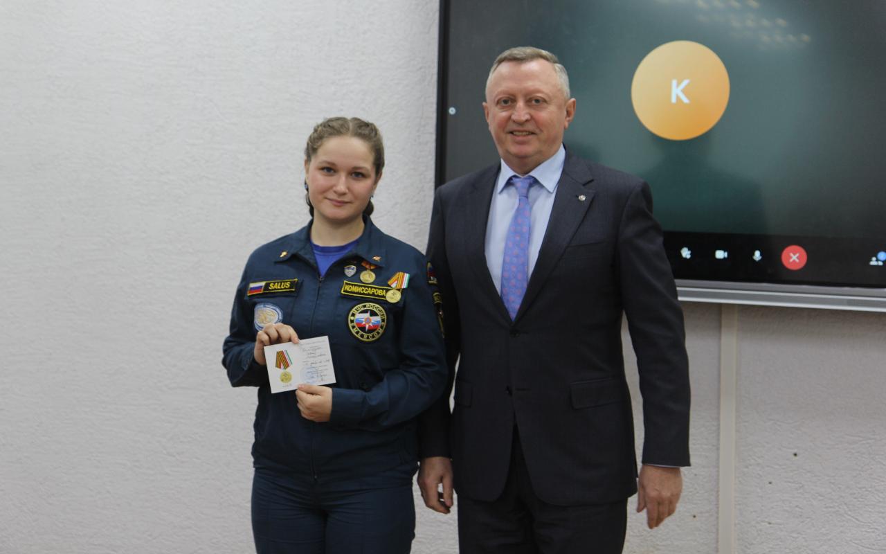 ФОТО к новости: Благодарственное письмо министра и три медали: и.о. ректора НГПУ вручил награды студентам