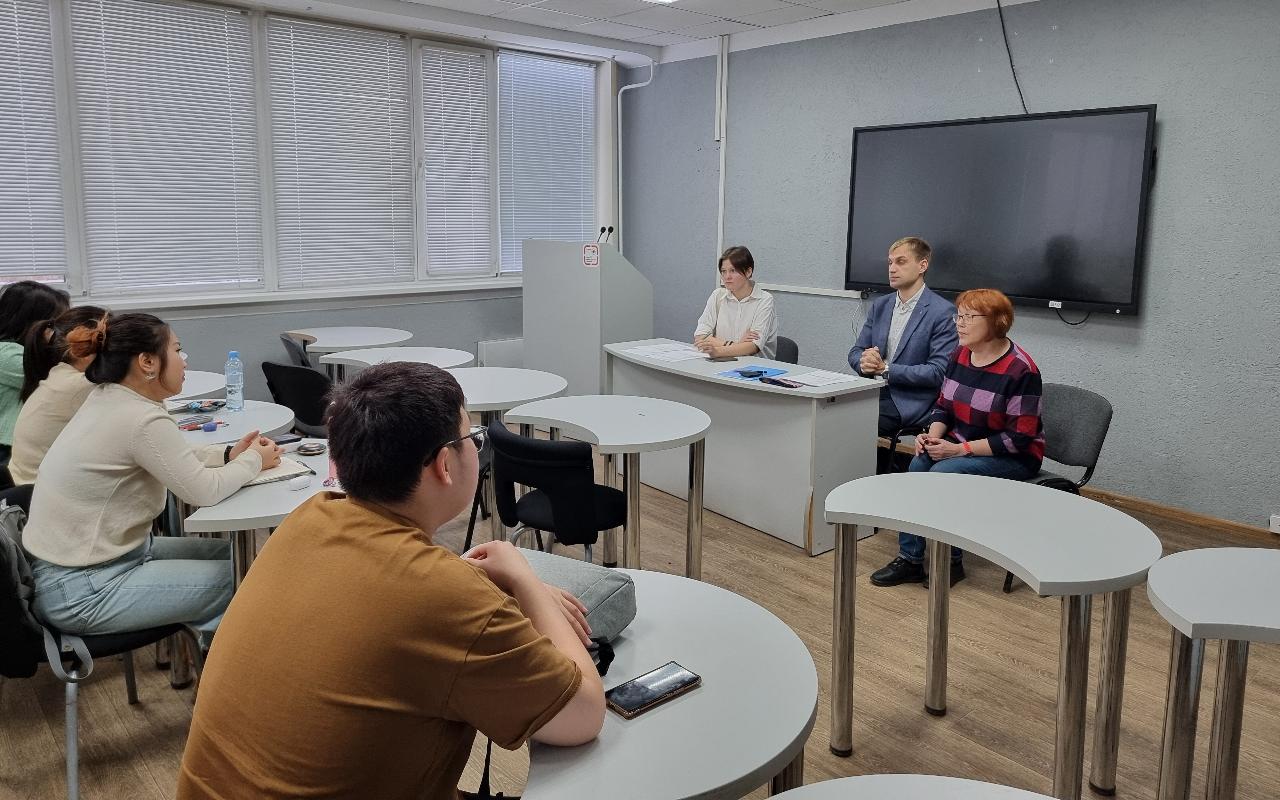 ФОТО к новости: Этикет для иностранных студентов: международный квиз от ИФиМ НГПУ