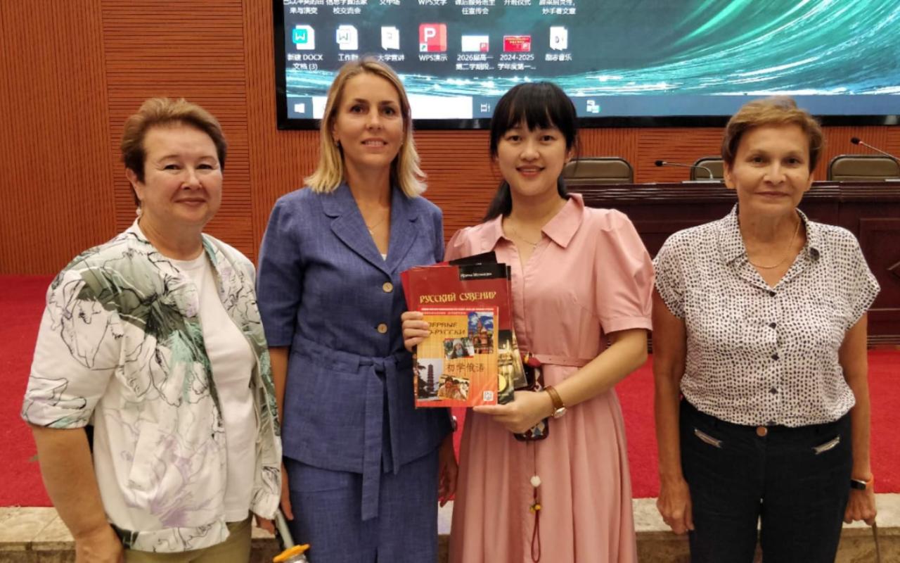 ФОТО к новости: Урок русского: преподаватели НГПУ встретились с китайскими школьниками на Хайнане