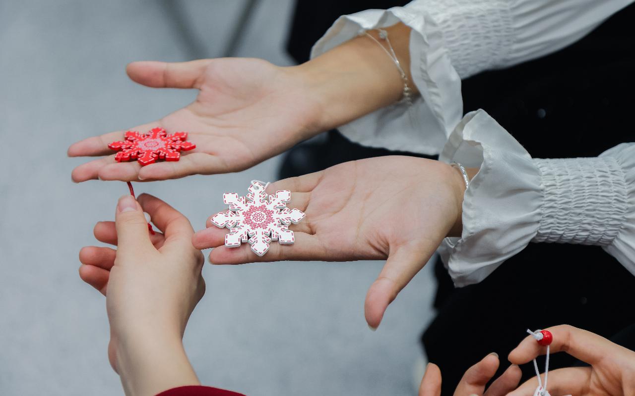 ФОТО к новости: Новый год без границ: как иностранные студенты ИФиМ НГПУ знакомились с русскими традициями