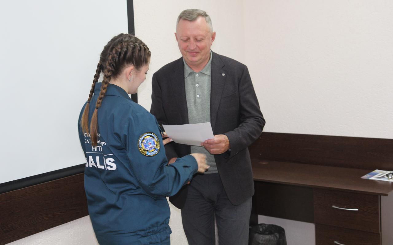 ФОТО к новости: Спасать людей по зову сердца: и.о. ректора НГПУ встретился с представителями отряда «SALUS»