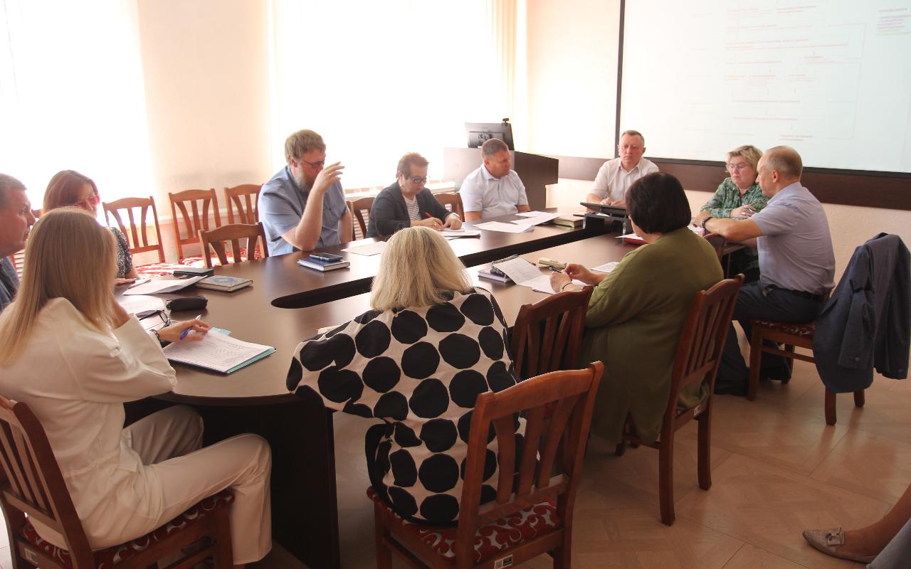 ФОТО к новости: И.о. ректора НГПУ Сергей Нелюбов: «Горячая линия – актуальный механизм решения кадровых вопросов в педагогической сфере региона»