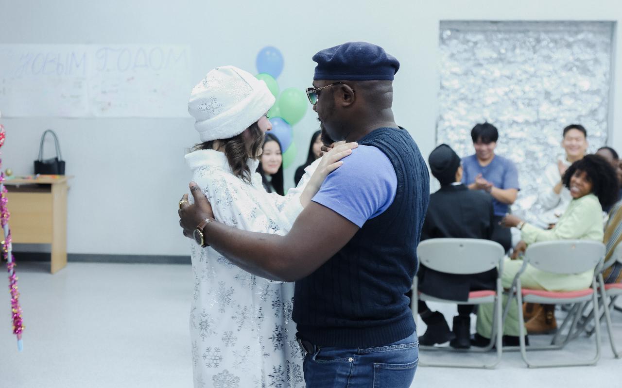 ФОТО к новости: Новый год без границ: как иностранные студенты ИФиМ НГПУ знакомились с русскими традициями