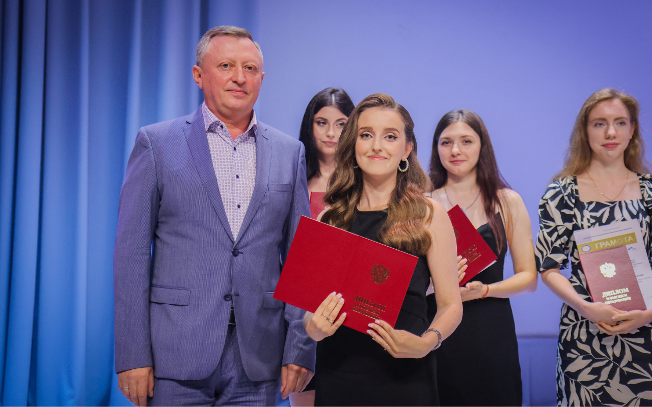 ФОТО к новости: «Слово — наша профессия»: в ИФиМ НГПУ вручили дипломы 167 бакалаврам и магистрам