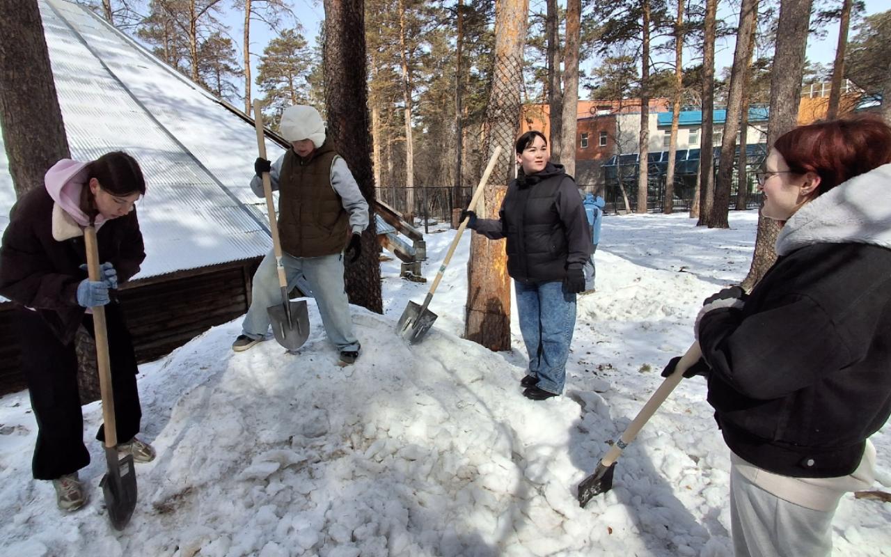 ФОТО к новости: Новосибирский зоопарк стал чище благодаря студентам НГПУ