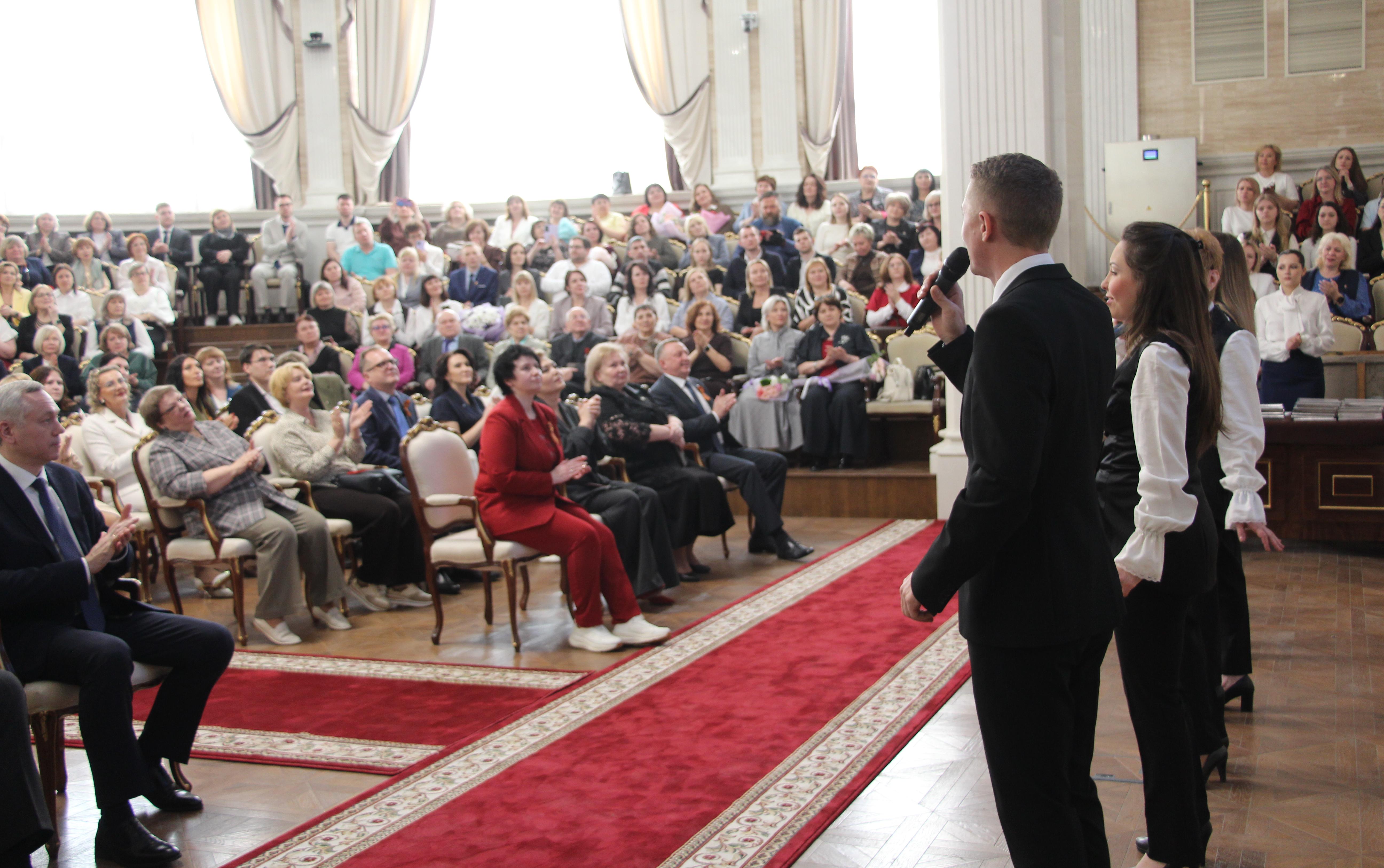 ФОТО к новости: Абсолютным победителем регионального этапа конкурса «Учитель года» стал выпускник ИЕСЭН НГПУ