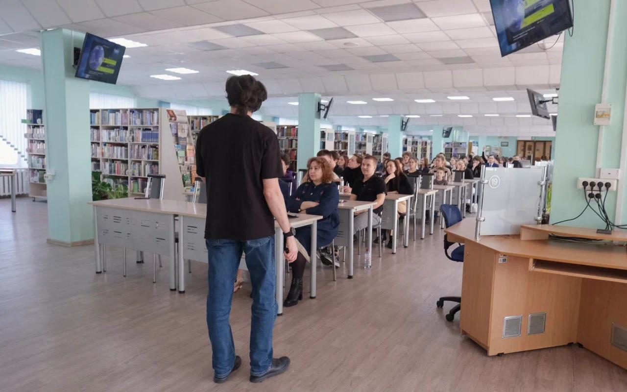 ФОТО к новости: «Чем меньше мифов, тем лучше качество жизни»: в НГПУ рассеяли заблуждения о космосе 